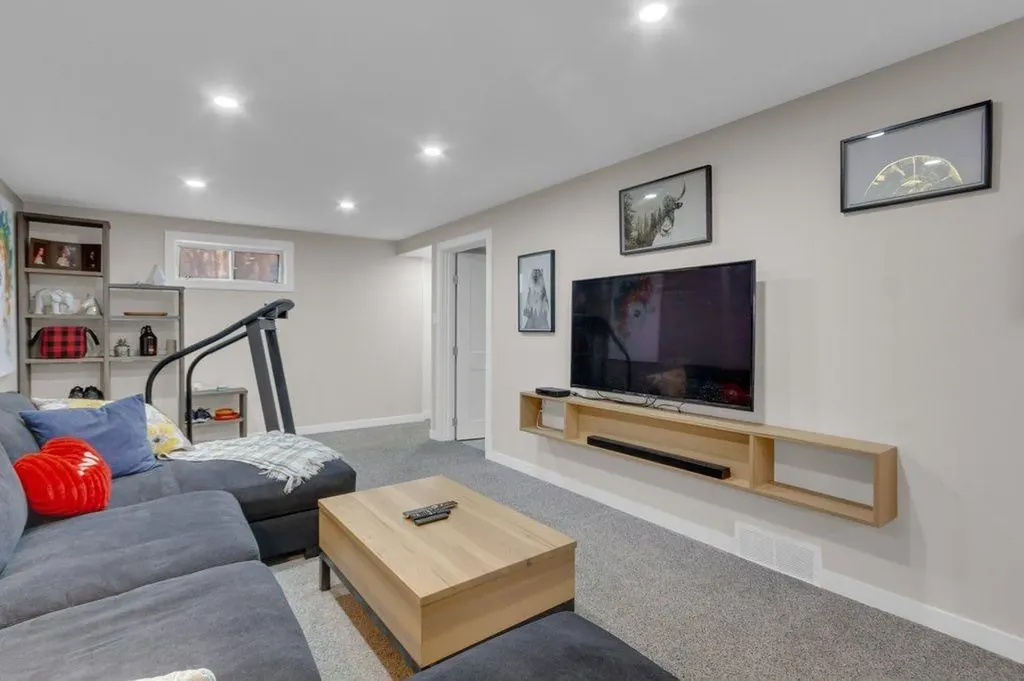 2728 45 Street SW Calgary AB T3E 3Y4