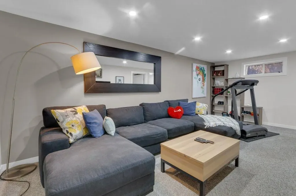 2728 45 Street SW Calgary AB T3E 3Y4