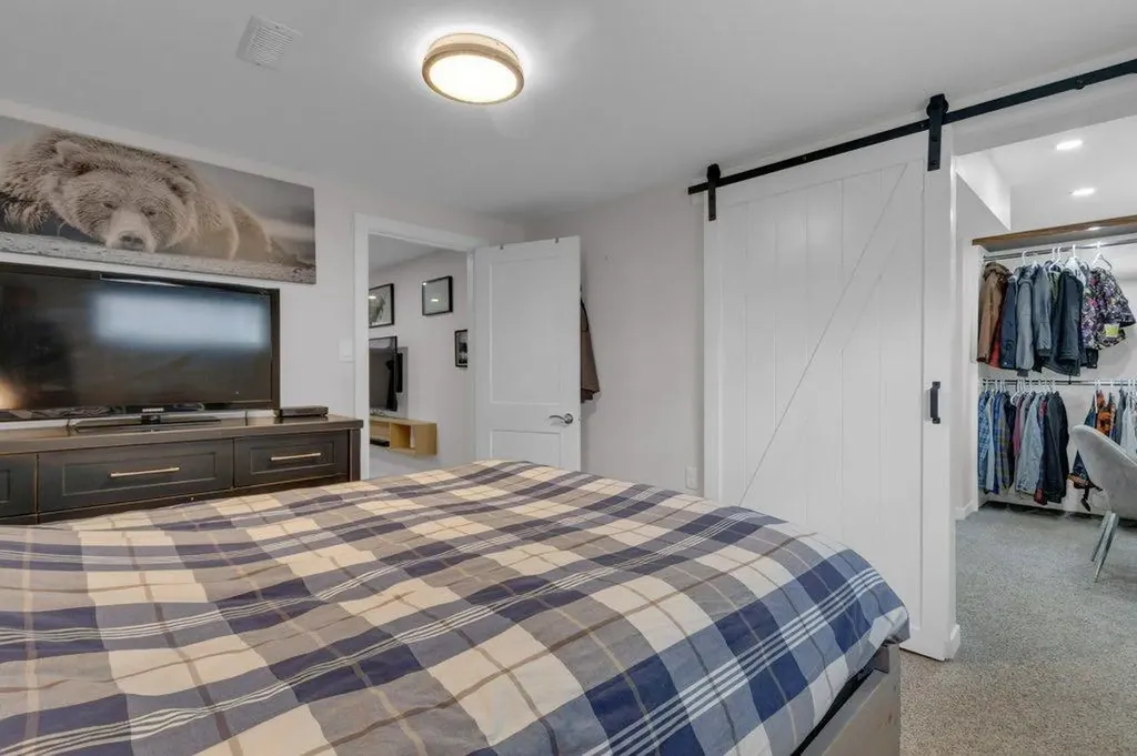 2728 45 Street SW Calgary AB T3E 3Y4