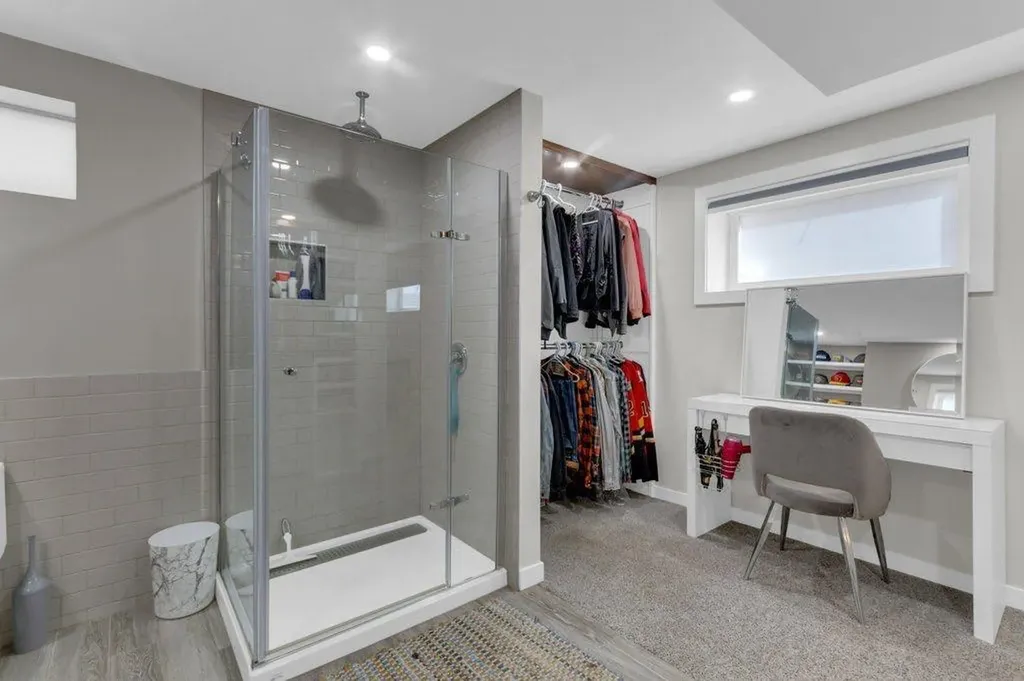 2728 45 Street SW Calgary AB T3E 3Y4