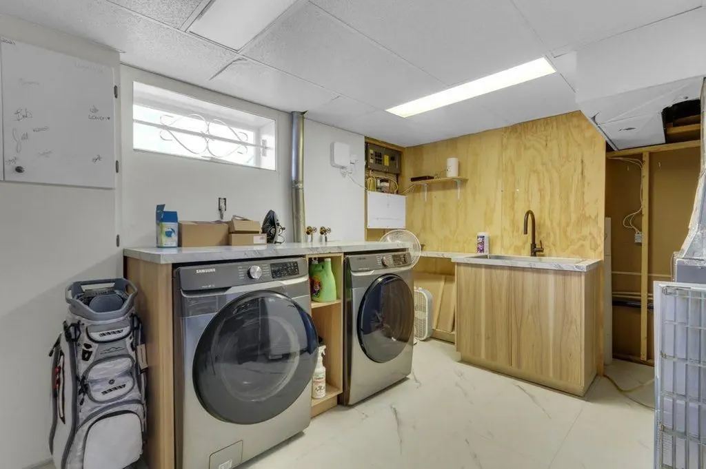 2728 45 Street SW Calgary AB T3E 3Y4