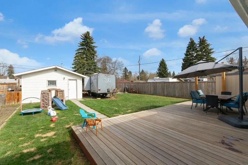 2728 45 Street SW Calgary AB T3E 3Y4