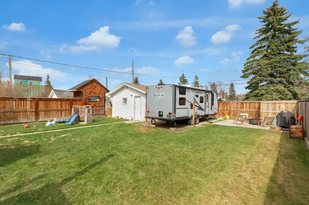 2728 45 Street SW Calgary AB T3E 3Y4