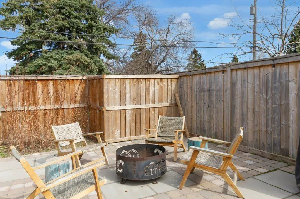 2728 45 Street SW Calgary AB T3E 3Y4