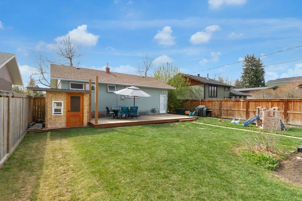 2728 45 Street SW Calgary AB T3E 3Y4