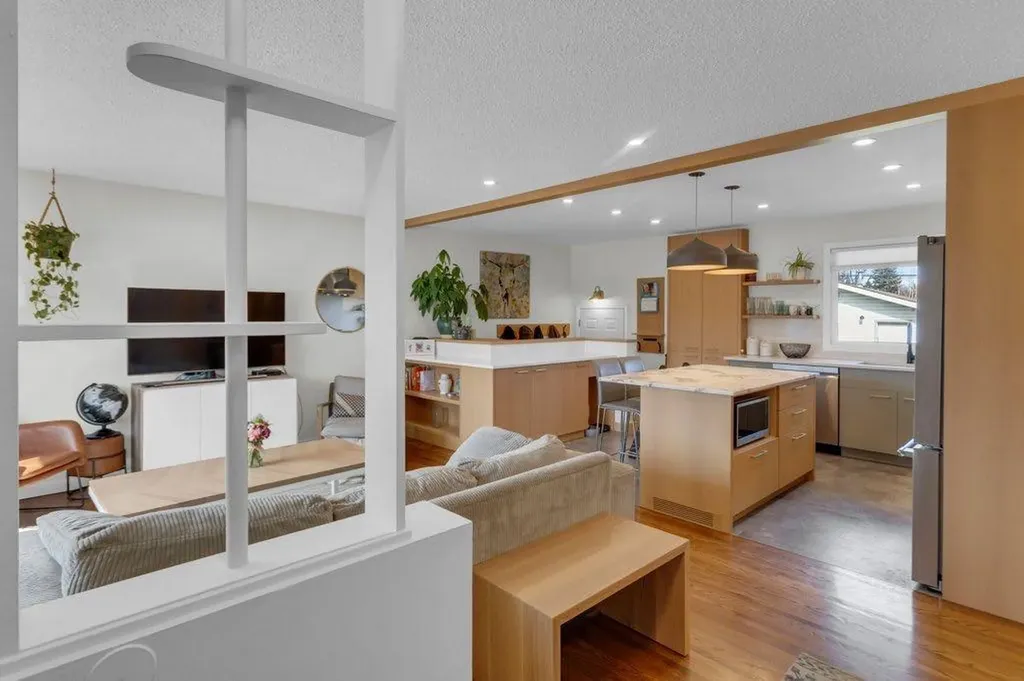 2728 45 Street SW Calgary AB T3E 3Y4