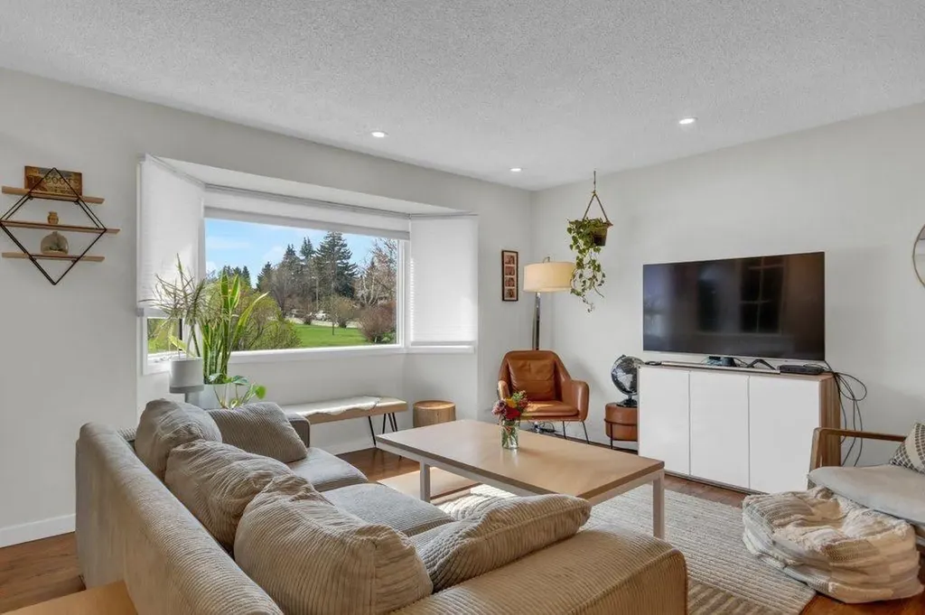 2728 45 Street SW Calgary AB T3E 3Y4
