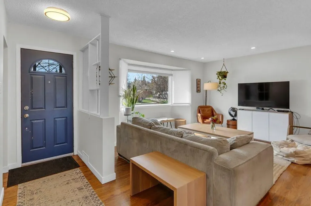 2728 45 Street SW Calgary AB T3E 3Y4