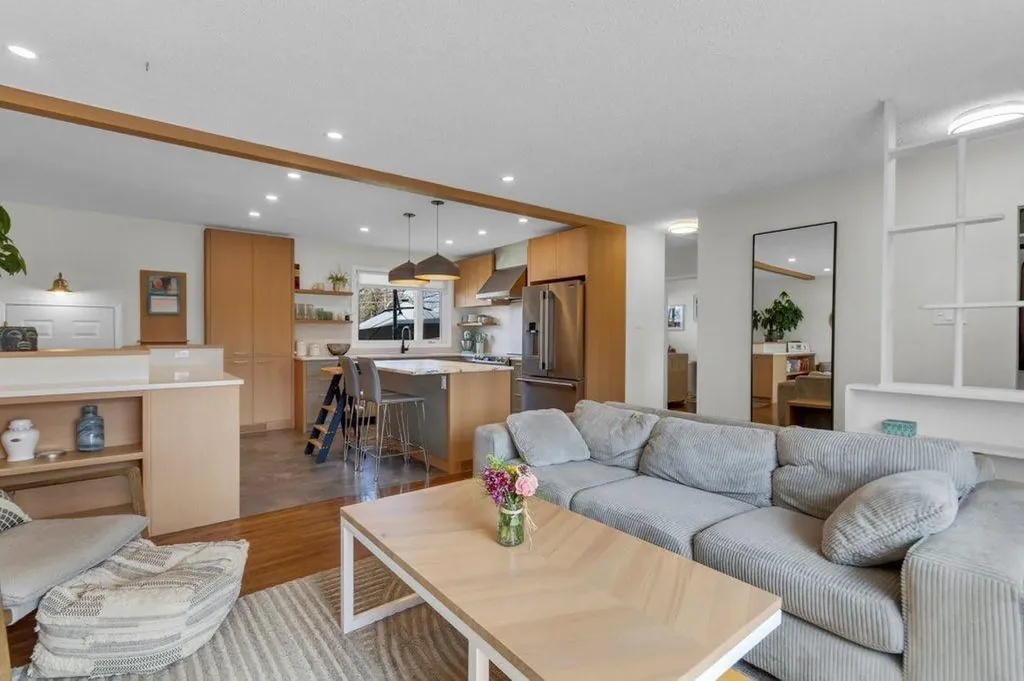 2728 45 Street SW Calgary AB T3E 3Y4