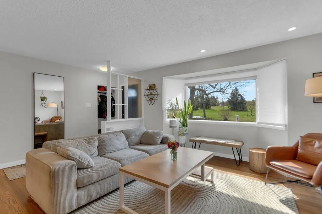 2728 45 Street SW Calgary AB T3E 3Y4
