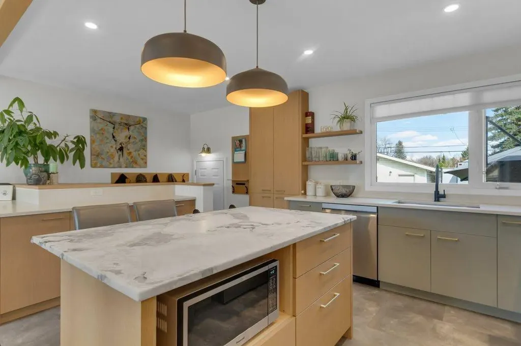 2728 45 Street SW Calgary AB T3E 3Y4
