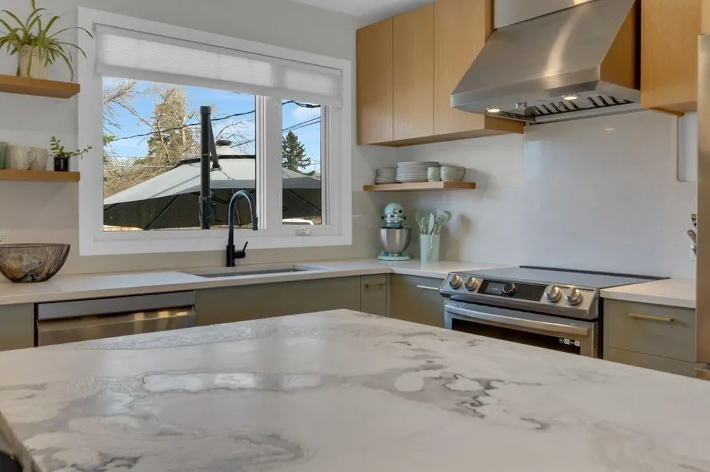 2728 45 Street SW Calgary AB T3E 3Y4