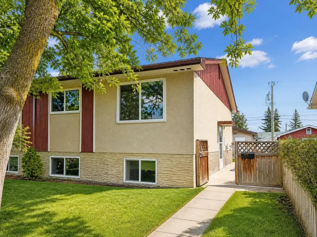 422 40 Street NE Calgary AB T2A0M5