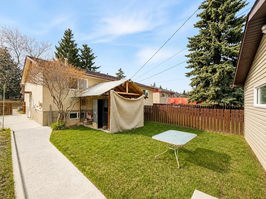 422 40 Street NE Calgary AB T2A0M5