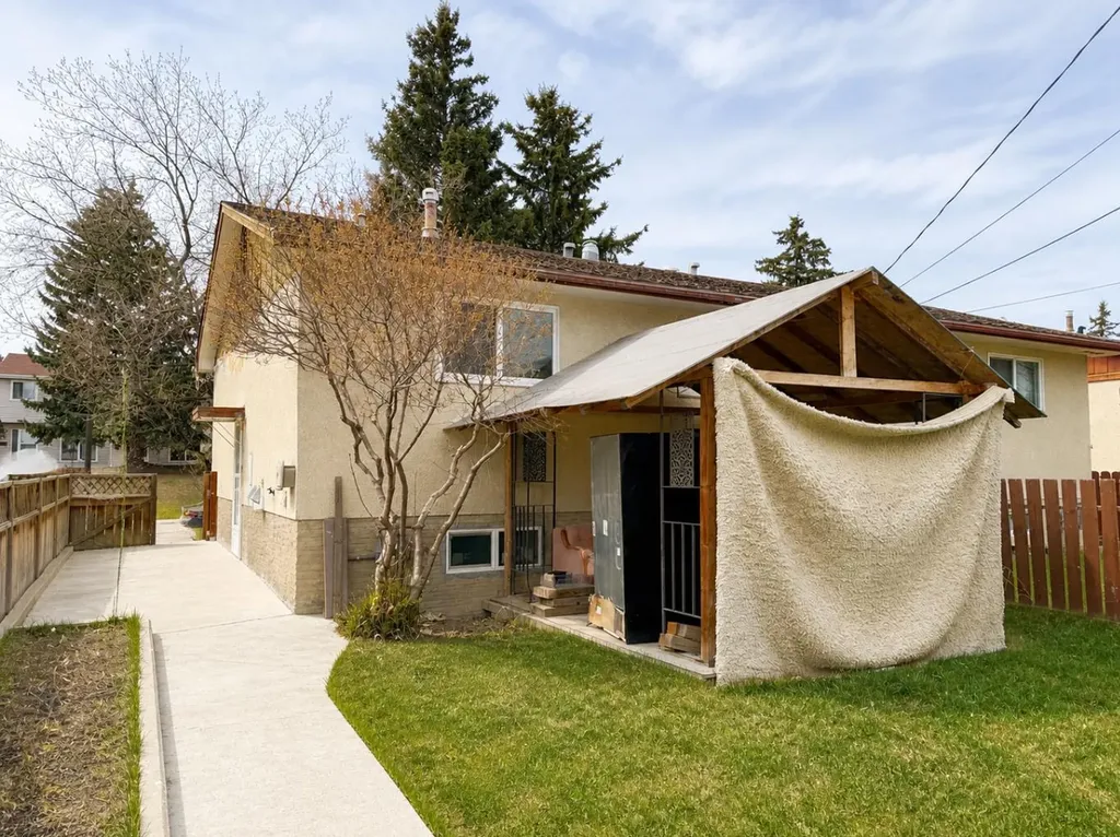 422 40 Street NE Calgary AB T2A0M5