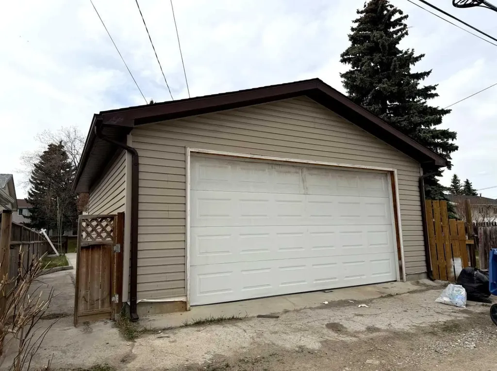 422 40 Street NE Calgary AB T2A0M5