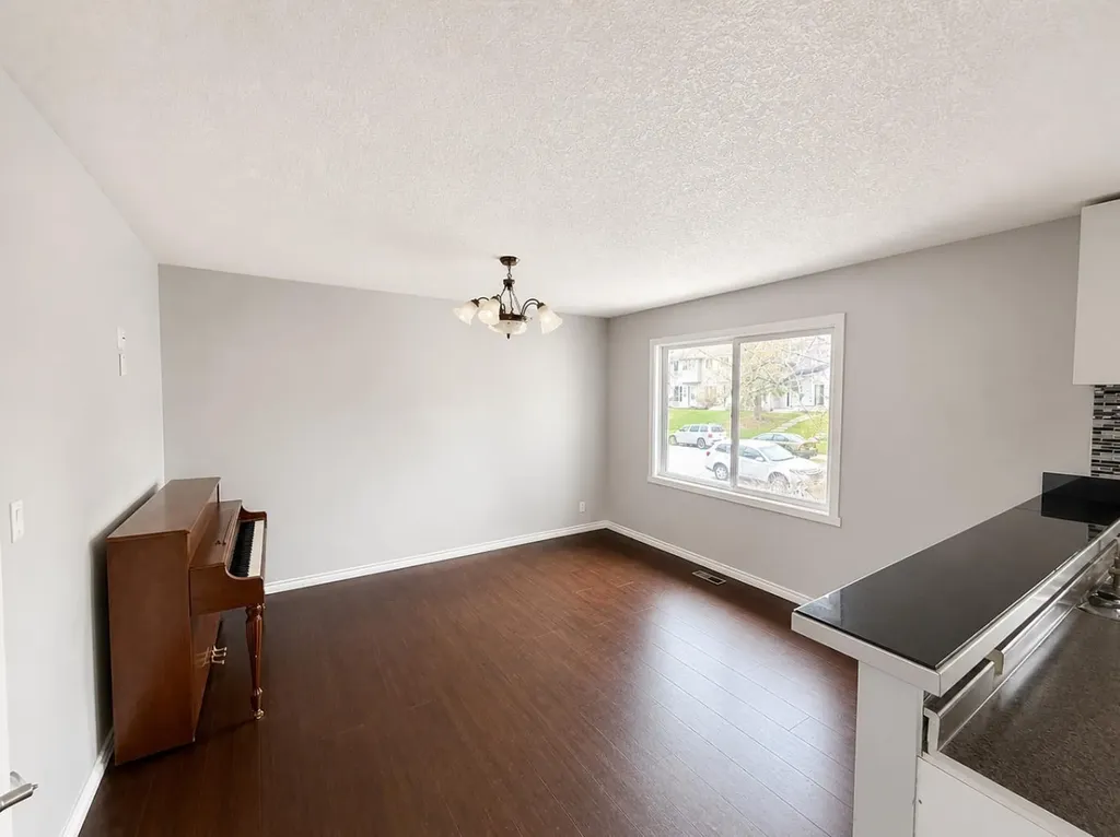 422 40 Street NE Calgary AB T2A0M5