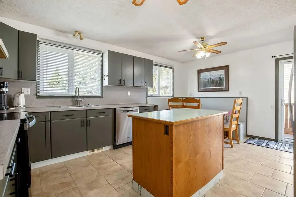 13 Park Road Strathmore AB T1P1H6