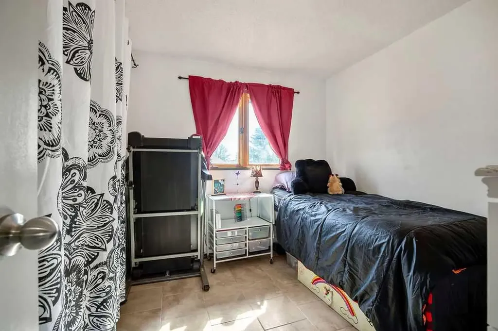 13 Park Road Strathmore AB T1P1H6