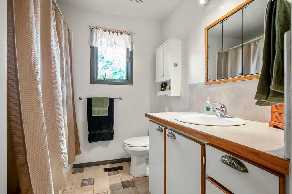 13 Park Road Strathmore AB T1P1H6