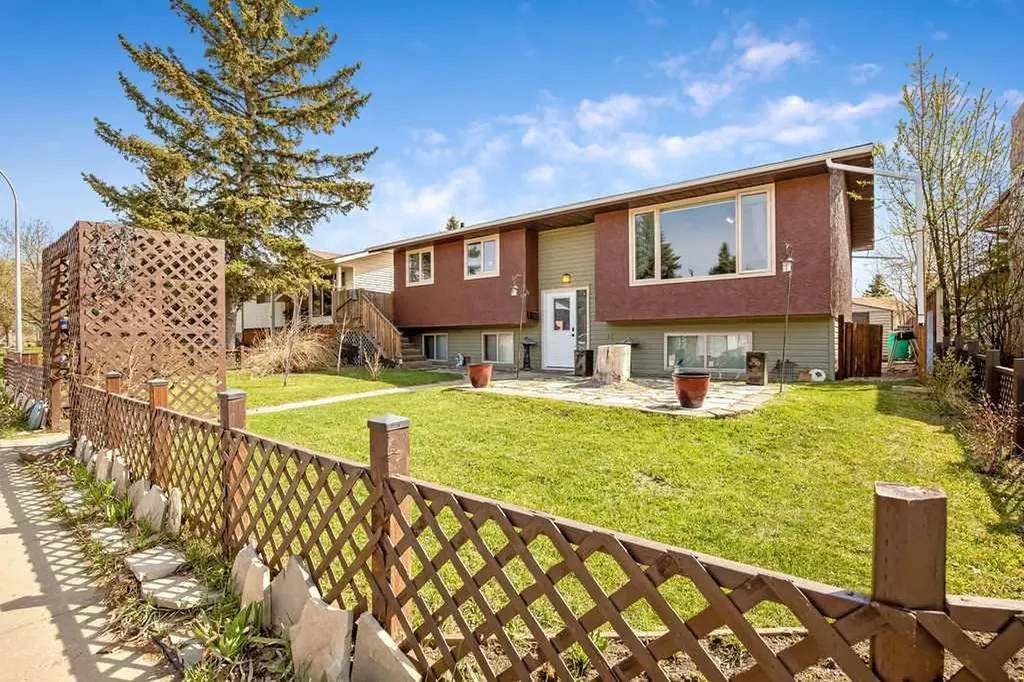 13 Park Road Strathmore AB T1P1H6