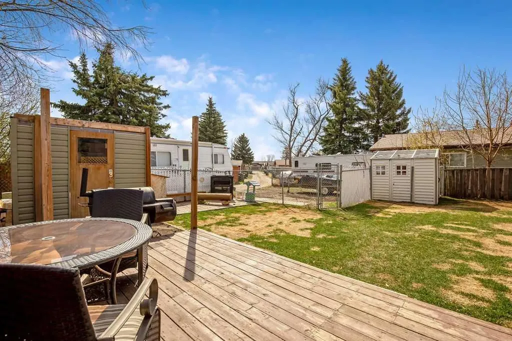 13 Park Road Strathmore AB T1P1H6
