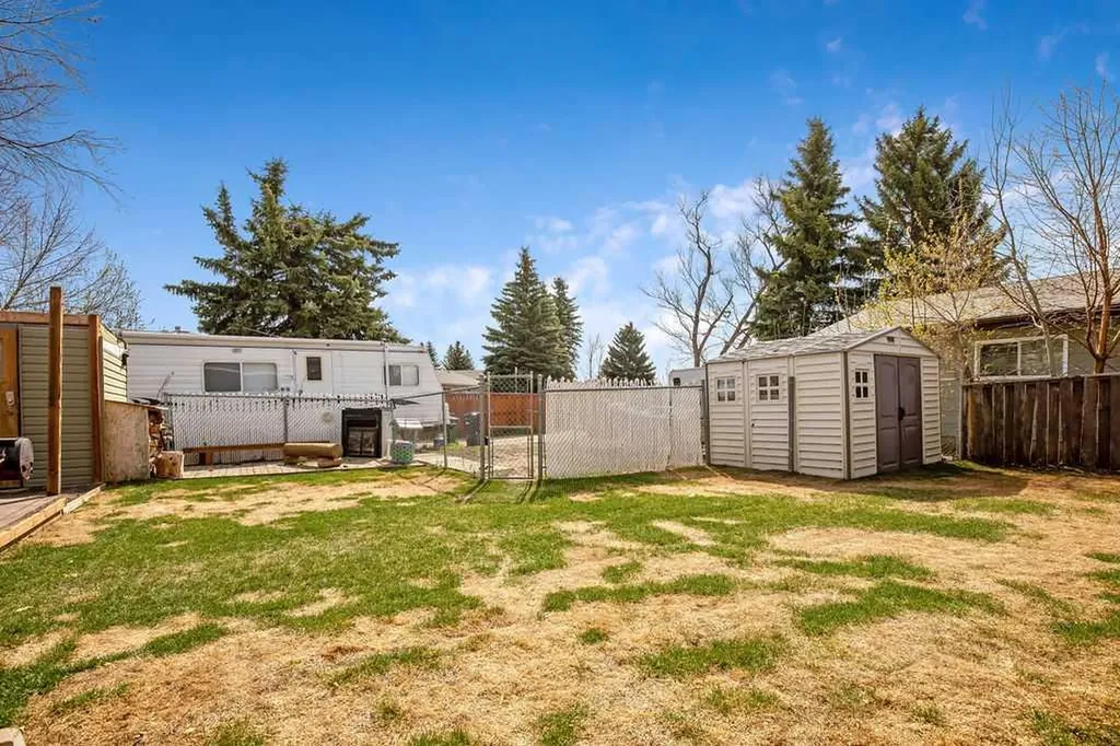 13 Park Road Strathmore AB T1P1H6