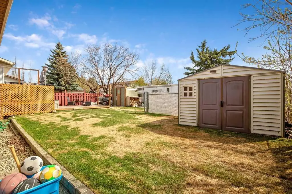13 Park Road Strathmore AB T1P1H6