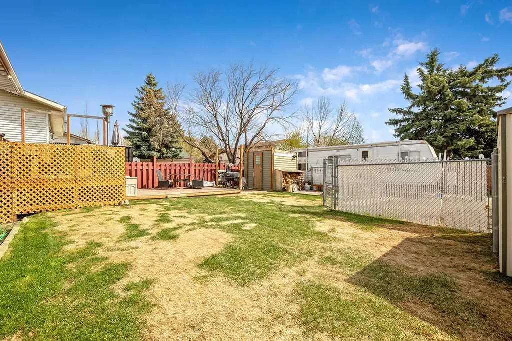 13 Park Road Strathmore AB T1P1H6