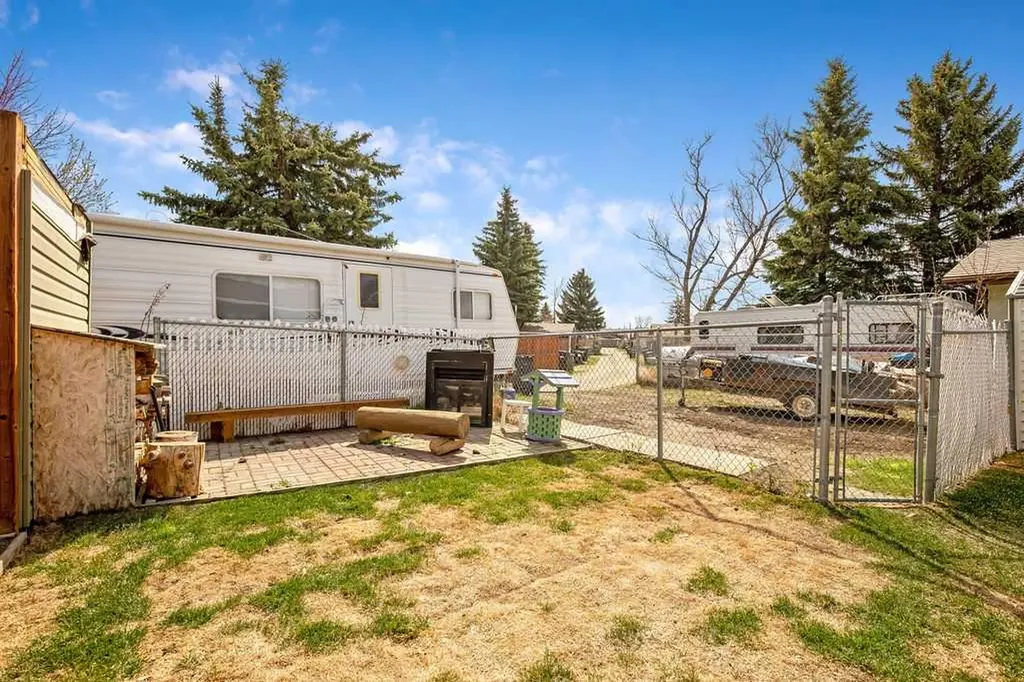 13 Park Road Strathmore AB T1P1H6