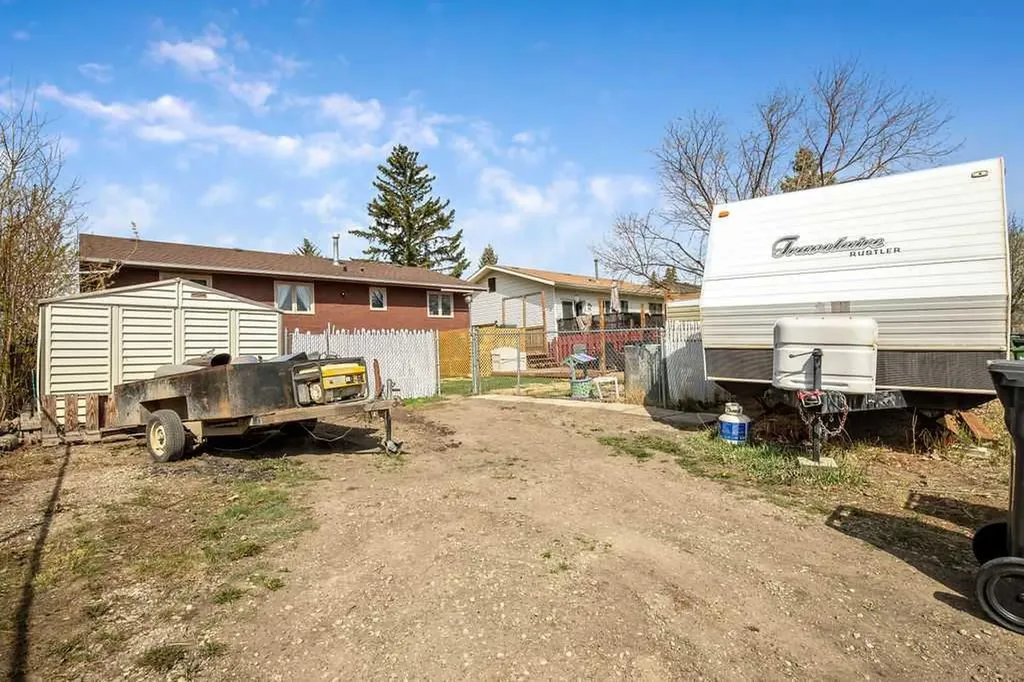 13 Park Road Strathmore AB T1P1H6
