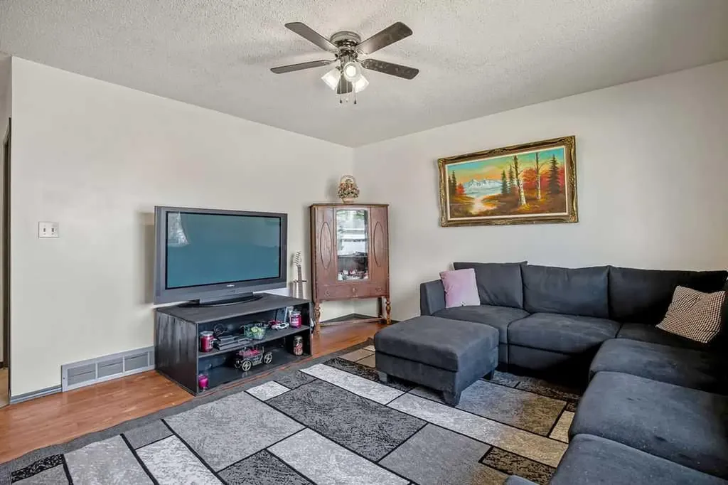 13 Park Road Strathmore AB T1P1H6