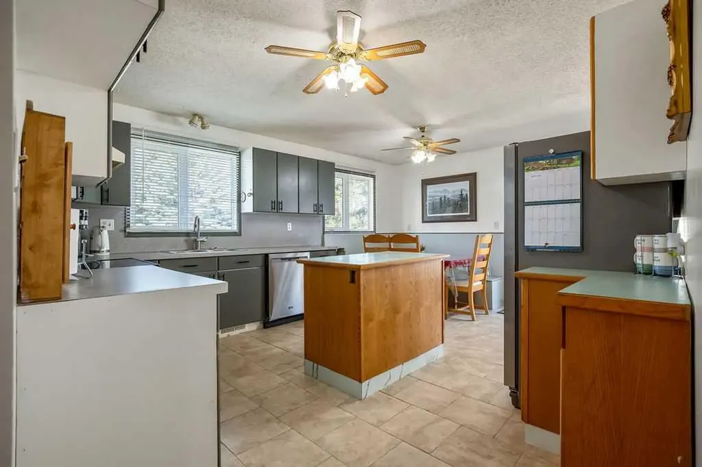 13 Park Road Strathmore AB T1P1H6