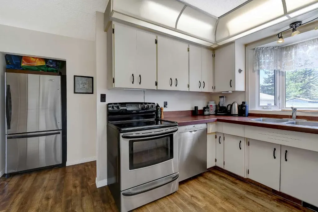 8511 99b Street Grande Prairie AB T8V 2J3