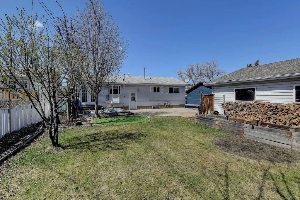 8511 99b Street Grande Prairie AB T8V 2J3