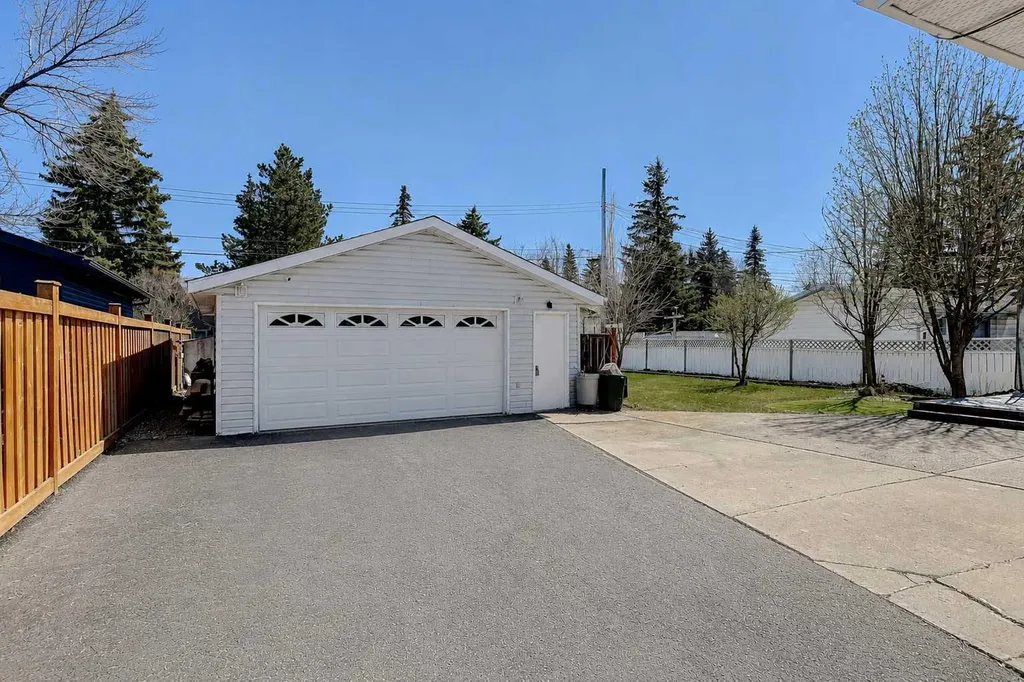 8511 99b Street Grande Prairie AB T8V 2J3