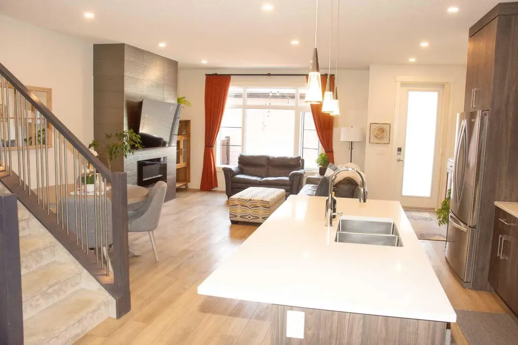 1929 36 Street SW Calgary AB T3E 2Y8