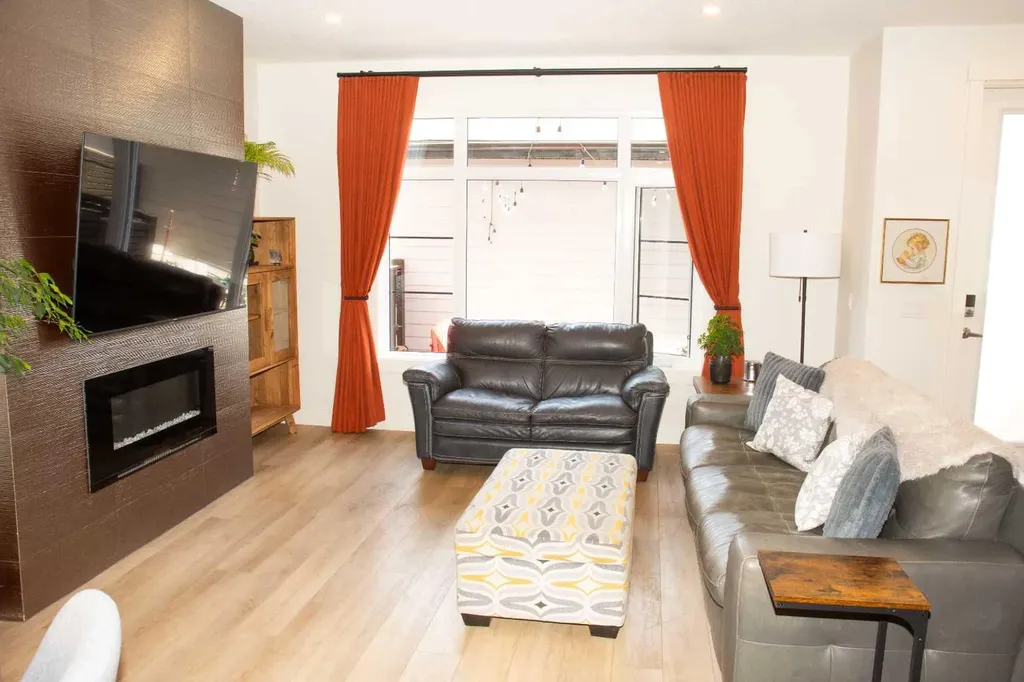 1929 36 Street SW Calgary AB T3E 2Y8