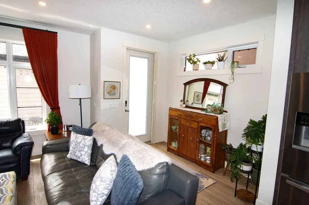 1929 36 Street SW Calgary AB T3E 2Y8