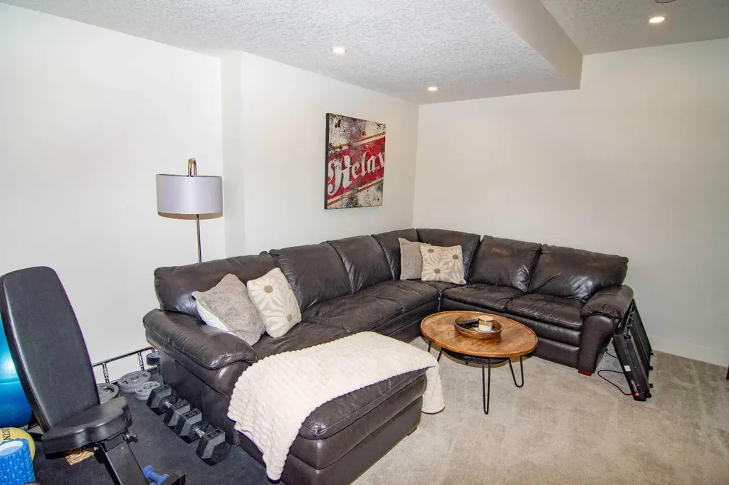 1929 36 Street SW Calgary AB T3E 2Y8