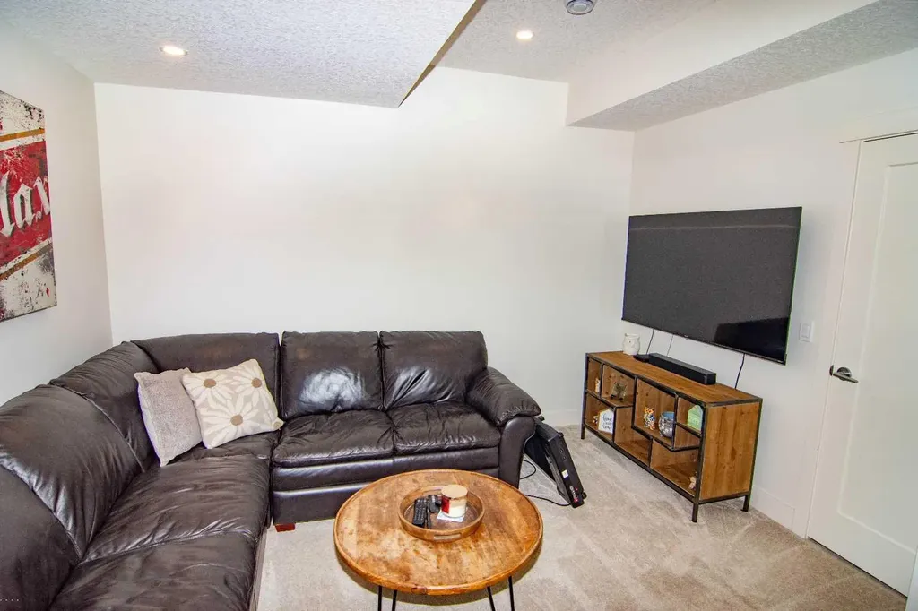 1929 36 Street SW Calgary AB T3E 2Y8