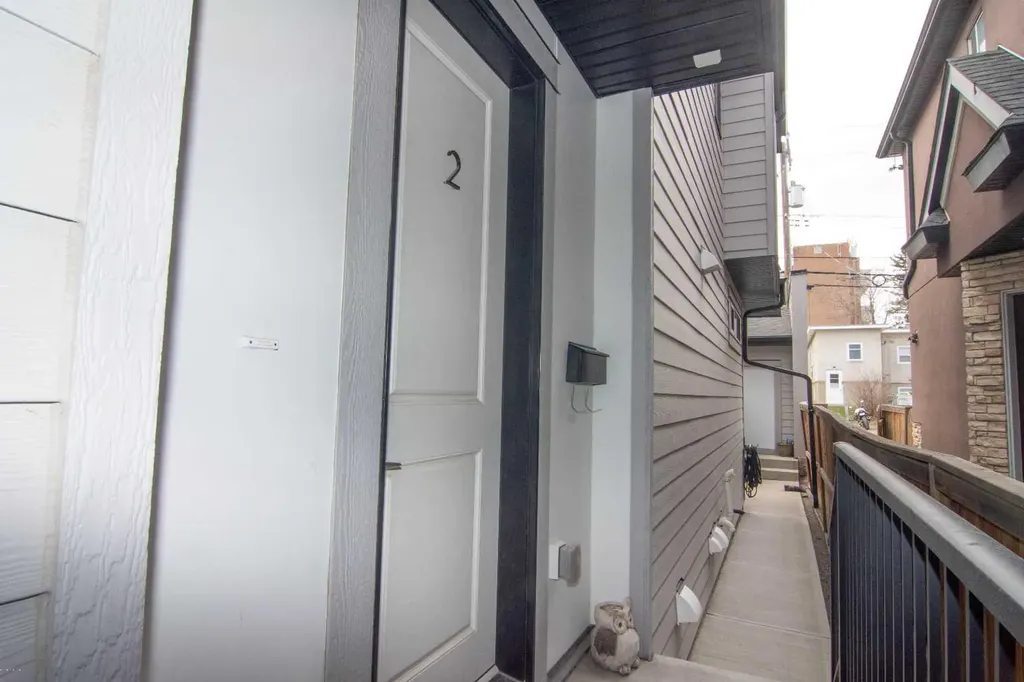 1929 36 Street SW Calgary AB T3E 2Y8