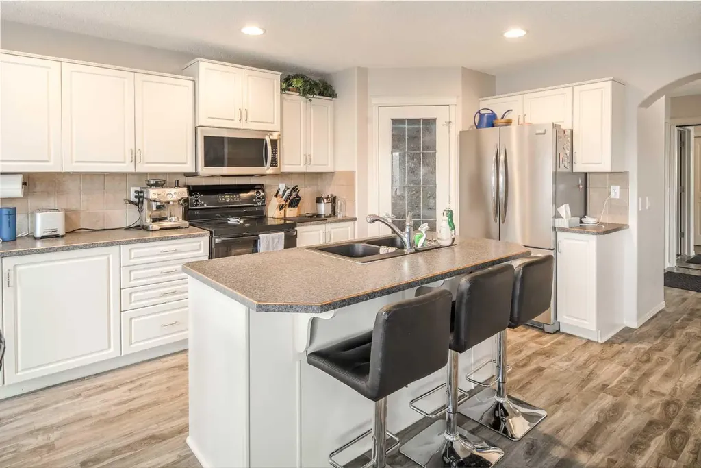 4 Springbank Bay SW Calgary AB T3H 5E4