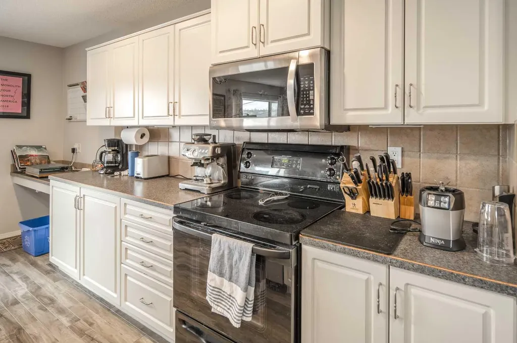 4 Springbank Bay SW Calgary AB T3H 5E4