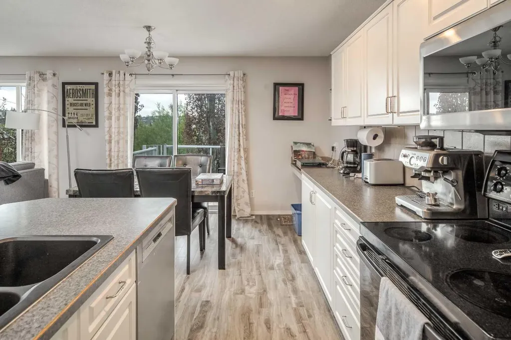 4 Springbank Bay SW Calgary AB T3H 5E4