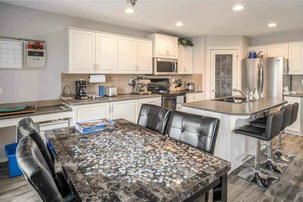 4 Springbank Bay SW Calgary AB T3H 5E4