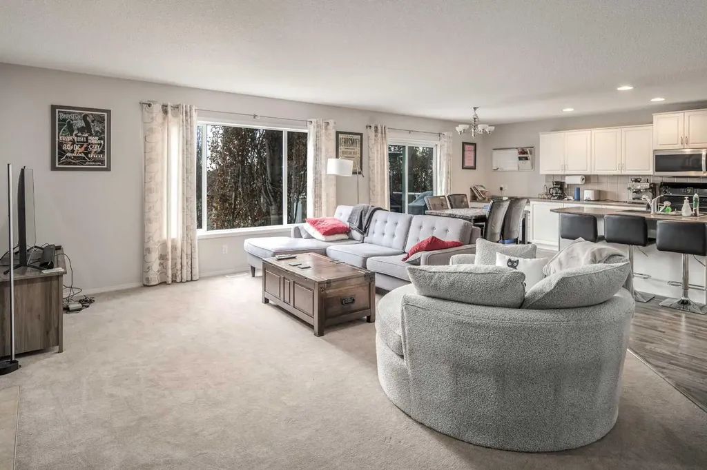 4 Springbank Bay SW Calgary AB T3H 5E4