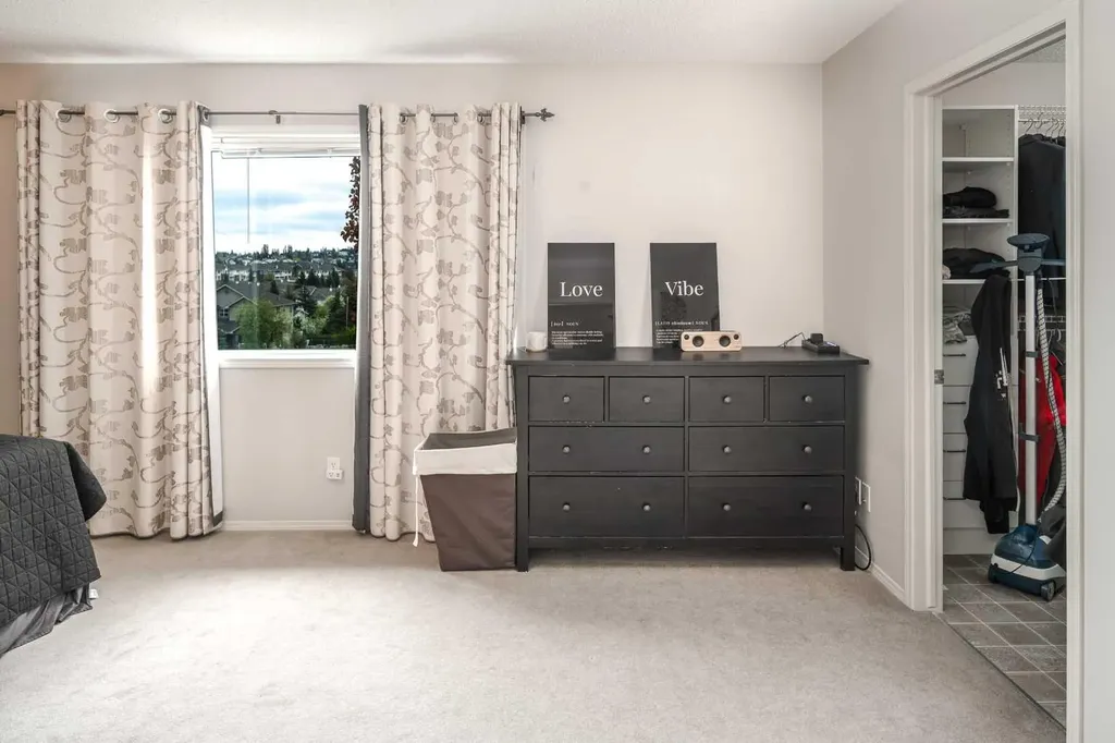 4 Springbank Bay SW Calgary AB T3H 5E4