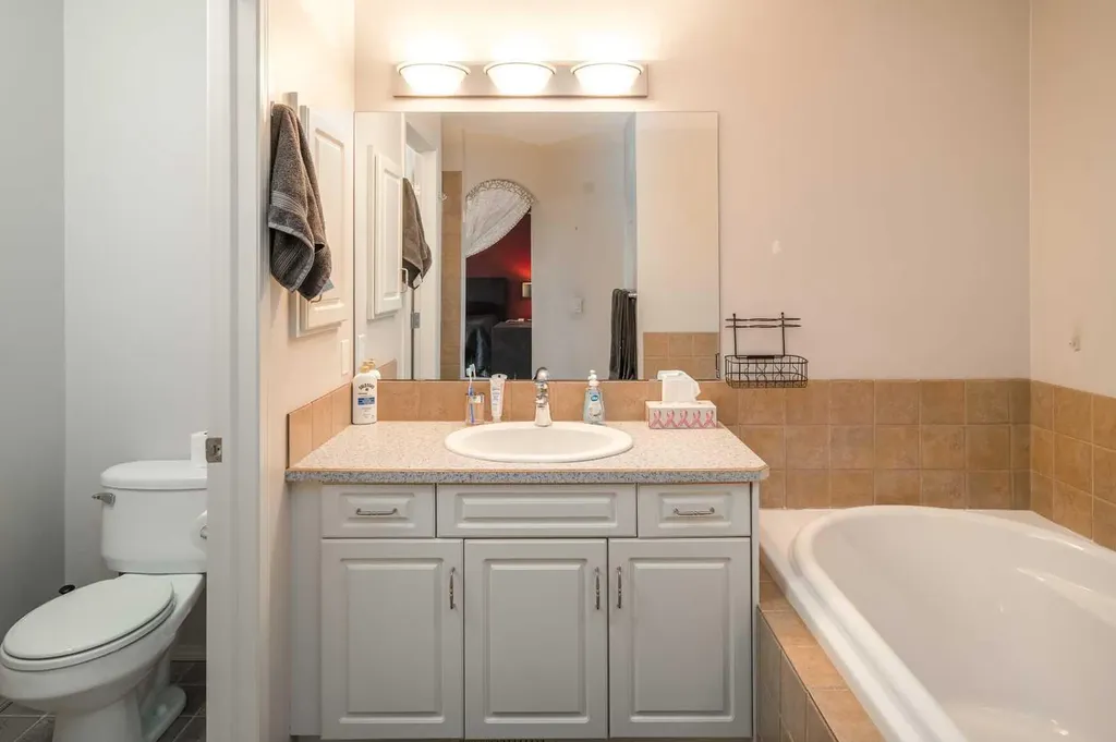 4 Springbank Bay SW Calgary AB T3H 5E4