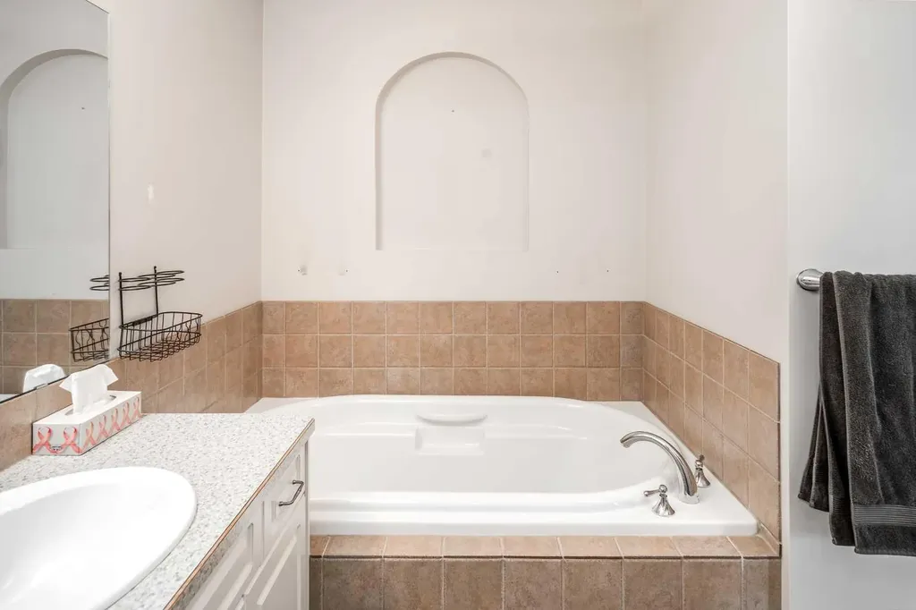 4 Springbank Bay SW Calgary AB T3H 5E4